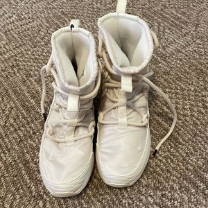 Nike snow boots size 9